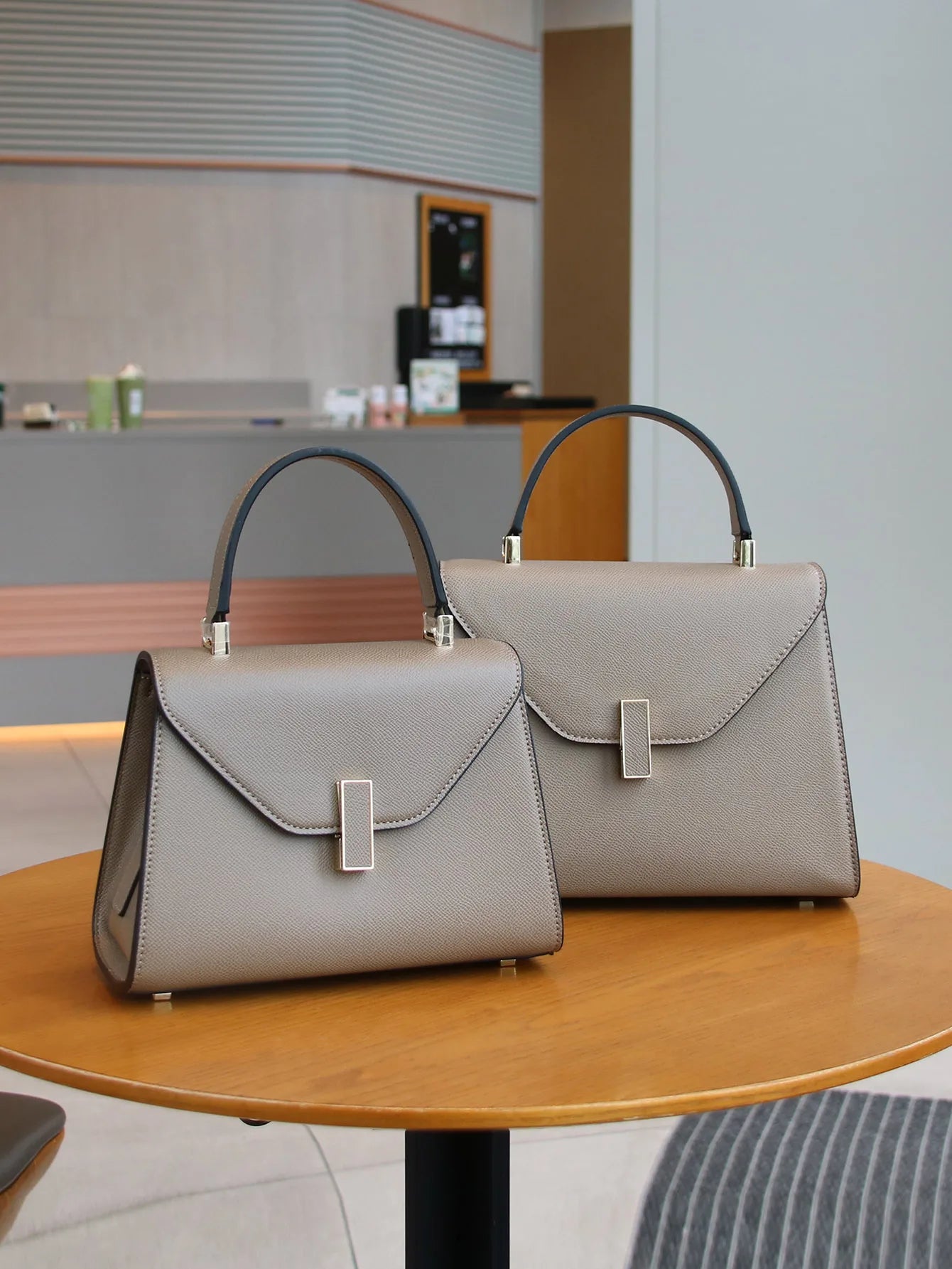 2025 new bag women's bag niche design fashion high-quality texture palm print handbag ladies commuting Joker Kelly stereotypes s