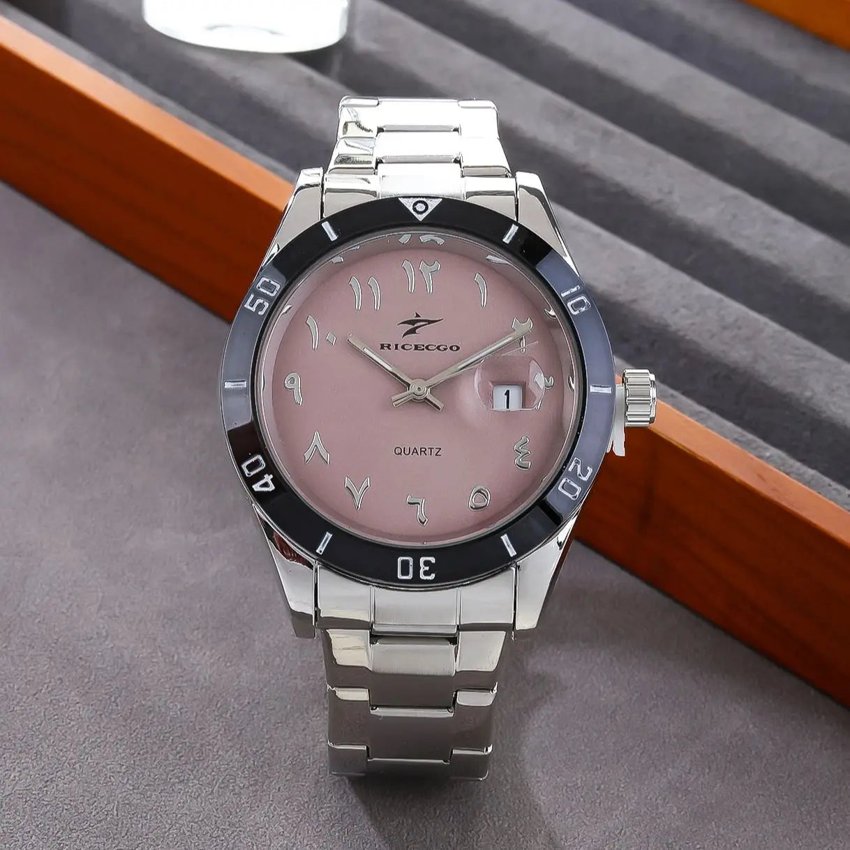 RICECGO quartz movement watch, with a high-quality metal strap, three-dimensional scale with date display, outer ring timing des