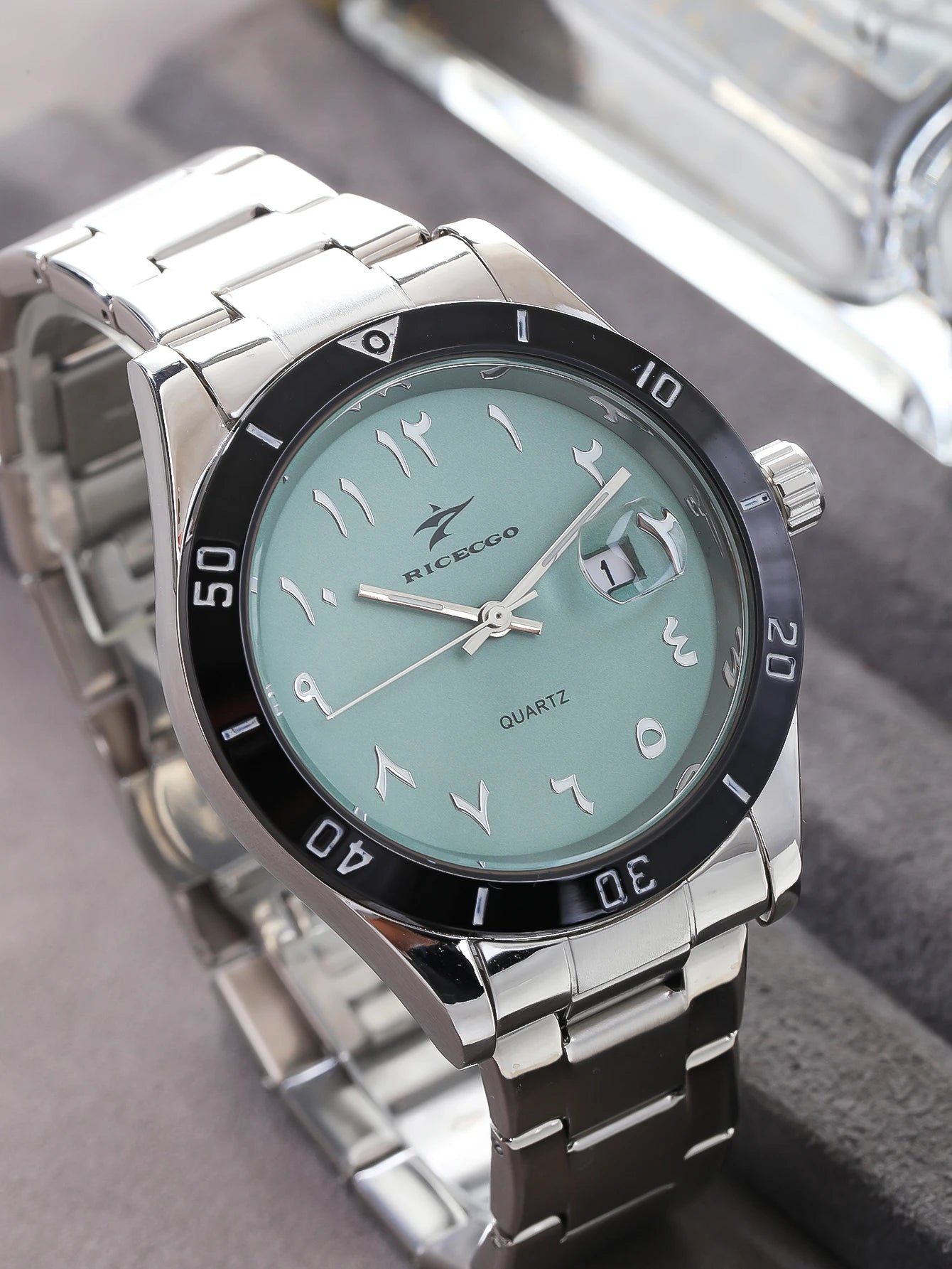 RICECGO quartz movement watch, with a high-quality metal strap, three-dimensional scale with date display, outer ring timing des