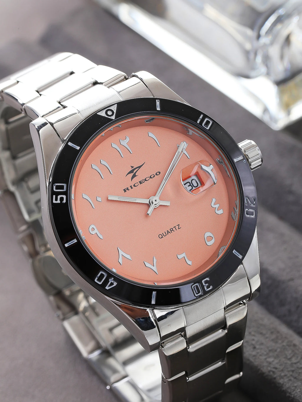 RICECGO quartz movement watch, with a high-quality metal strap, three-dimensional scale with date display, outer ring timing des