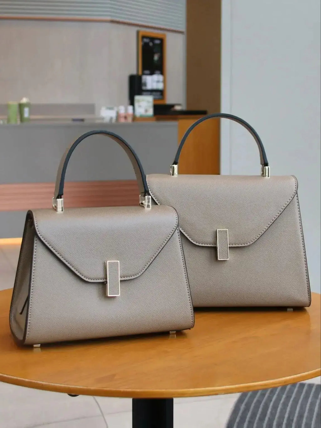 2025 new bag women's bag niche design fashion high-quality texture palm print handbag ladies commuting Joker Kelly stereotypes s